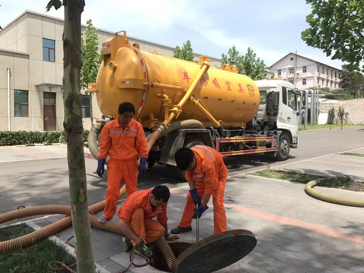 成都管道疏通车停在窨井附近