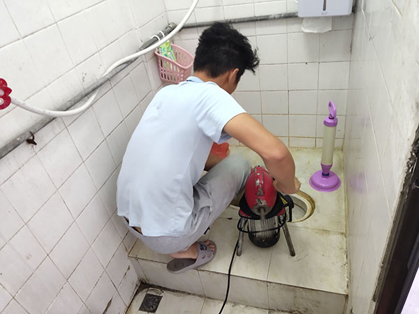 成都管道堵塞冒臭气 专业师傅现场解决问题