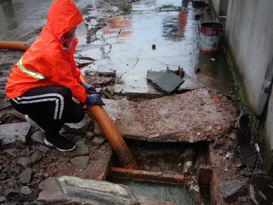 成都专业清理污水池 炜誉市政以规范流程守护城市 “肠道”