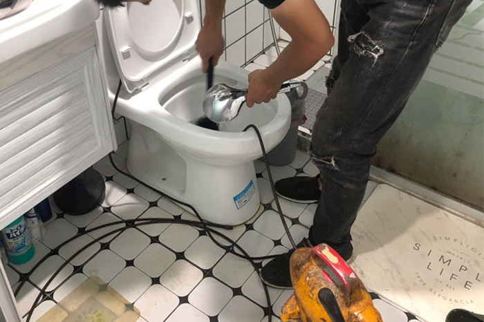 成都马桶堵塞自己疏通还是找师傅?专业上门服务让你省时更省心